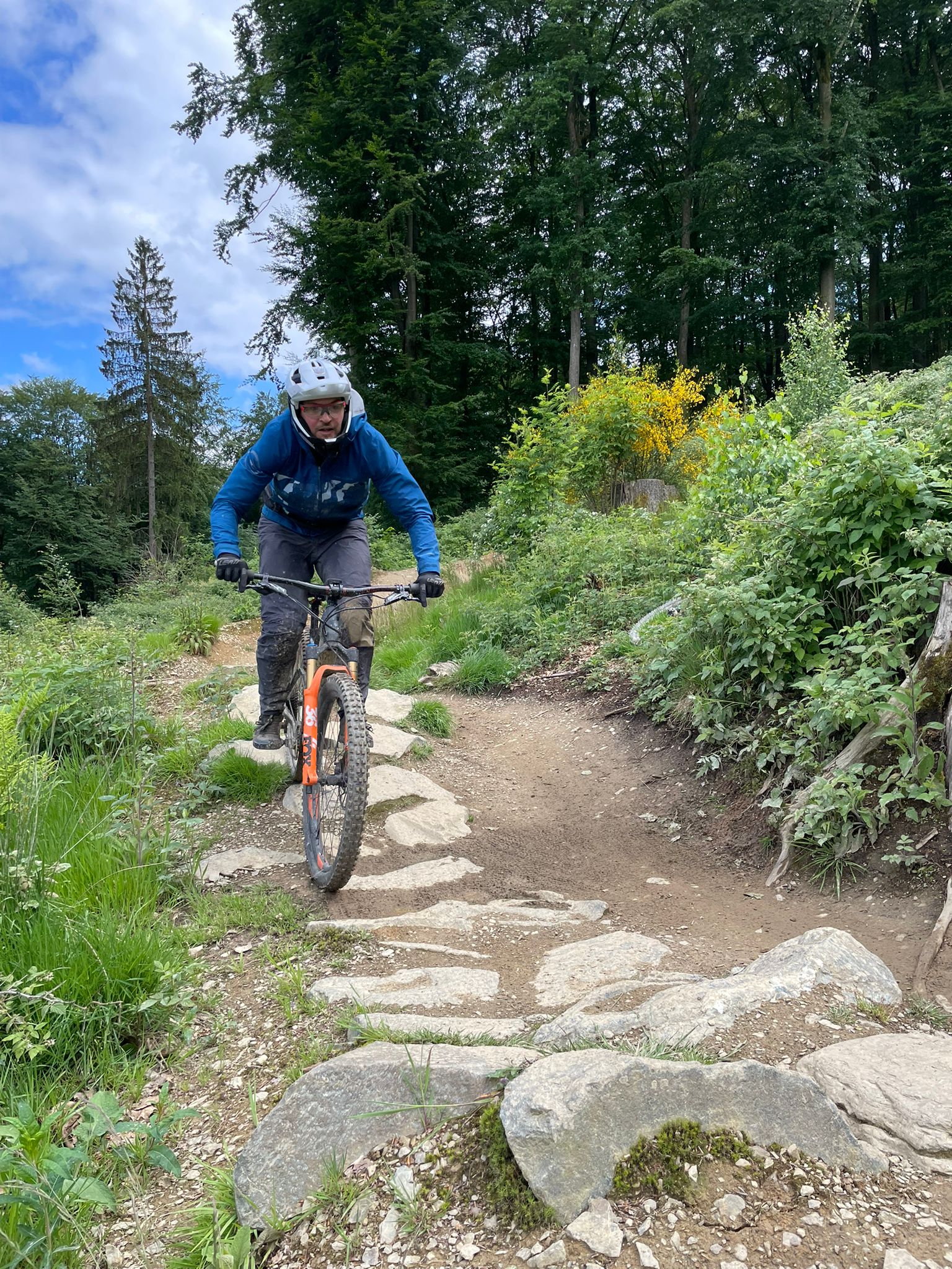 MTB Fahrtechnik auf technischem Trail